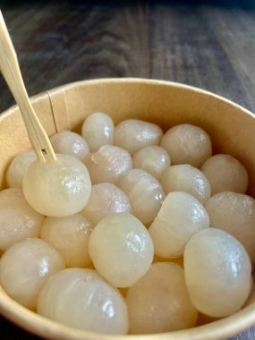 Longan meyvesi tatlı ve sağlıklı tropikal meyvedir.