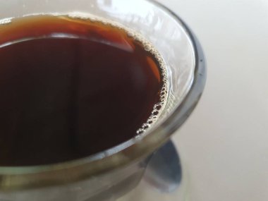 Sıcak bir fincan kahve yorgun ruhu uyandırır.