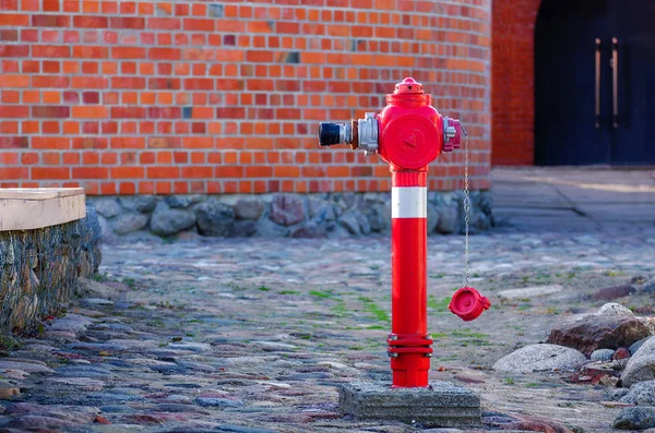 Acqua Rossa Del Fuoco Che Arriva Idrante Vicino Muro — Foto Stock