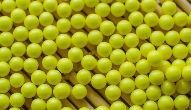 Fazla hap vitamin C, çok hap var ki arka plan olarak yakın çekim