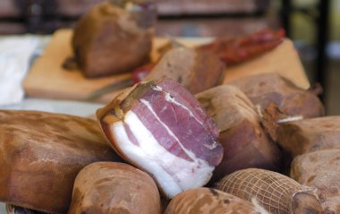 Füme domuz eti mea yığını