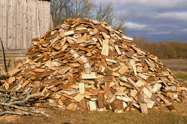 Pile Chopped Firewood Lies Fence House — Stock Photo, Image