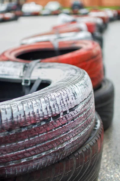 Fragmento Una Barrera Una Pista Transporte Hecha Neumáticos Viejos Pintados — Foto de Stock