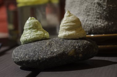 Soyut taş üzerine tereyağı krema ot ve baharat ile tarz