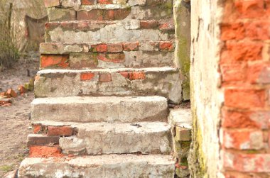 Eski terk edilmiş bir eve merdivenlerde