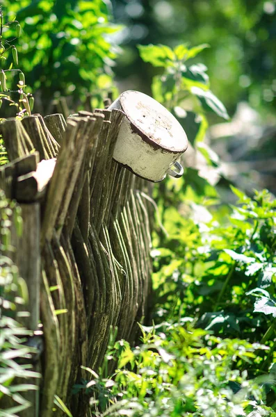 Vieja Olla Oxidada Con Orejas Colgando Barandilla Valla Madera —  Fotos de Stock