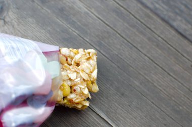 Mısır gevreği granola bar. Ahşap arka plan üzerinde enerji snack.