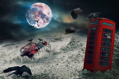 Eski araba kum, kırmızı telefon kulübesi, kargalar, bulutlu gökyüzü. Fotoğraf düzenleme.
