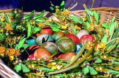 Kalabalık üzerinde birçok renkli Paskalya yumurtaları. Paskalya yumurtaları üzerinde çeşitli geleneksel motiflerle. Boyalı yumurta Paskalya önce çeşitli tekniklerle dekore edilmiştir.
