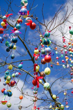 Kalabalık üzerinde birçok renkli Paskalya yumurtaları. Paskalya yumurtaları üzerinde çeşitli geleneksel motiflerle. Boyalı yumurta Paskalya önce çeşitli tekniklerle dekore edilmiştir.