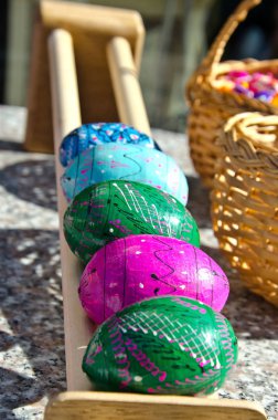 Kalabalık üzerinde birçok renkli Paskalya yumurtaları. Paskalya yumurtaları üzerinde çeşitli geleneksel motiflerle. Boyalı yumurta Paskalya önce çeşitli tekniklerle dekore edilmiştir.