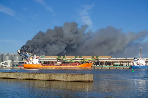 Limanda endüstriyel yangın 