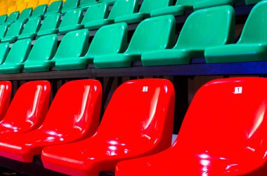 Yeşil ve kırmızı renk stadyum standları boş sandalyeler 