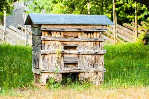 Včelstva se včelami na farmě medu — Stock fotografie