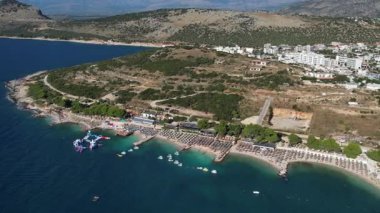 Arnavutluk 'taki Ksamil kıyı şeridine ait 4K hava aracı görüntüleri, plajlar, turkuaz deniz ve tatil beldeleri.