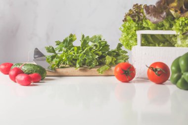 Beyaz masa, kopya alanı üzerinde sebze salatası için malzemeler. Sağlıklı yaşam konsepti.