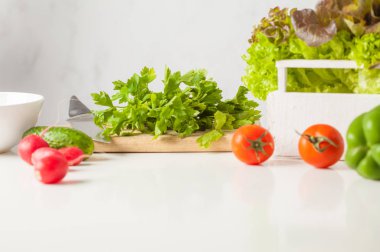 Beyaz masa, kopya alanı üzerinde sebze salatası için malzemeler. Sağlıklı yaşam konsepti.