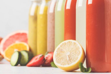 Çeşitli renkli smoothies veya meyve suları şişe meyveler, meyve ve sebze. Detoks programı, sağlıklı yaşam konsepti.