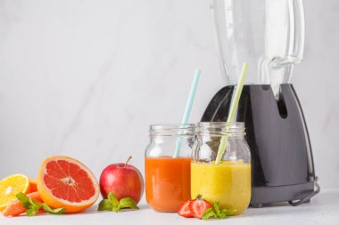 Çok renkli meyve suları ya da iki yüzlü cam kavanoz ve malzemeler. Sağlıklı yaşam slyle kavramı.