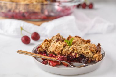 Yaz berry parçalamak pasta, beyaz arka plan, vejetaryen kahvaltı. Sağlıklı vegan gıda kavramı.