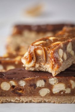 Vegan ham ev yapımı çikolatalı gofret. Sağlıklı yaşam tarzı ve çiğ vegan gıda kavramı