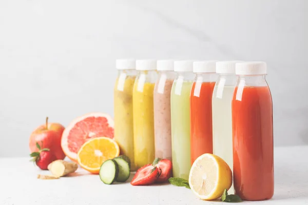 Verschiedene Bunte Smoothies Oder Säfte Aus Beeren Obst Und Gemüse — Stockfoto