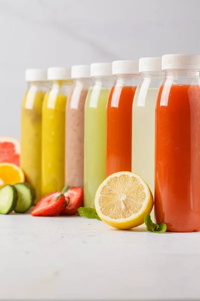 Diverse Kleurrijke Smoothies Sappen Flessen Van Bessen Groenten Fruit Detox — Stockfoto