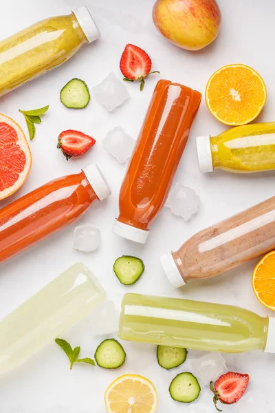 Varietà Colorati Frullati Succhi Frutta Bottiglie Bacche Frutta Verdura Programma — Foto Stock