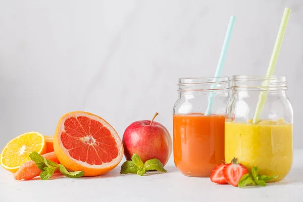 Bunte Fruchtsäfte Oder Smoothie Gläser Und Zutaten Gesundes Leben Schlaues — Stockfoto