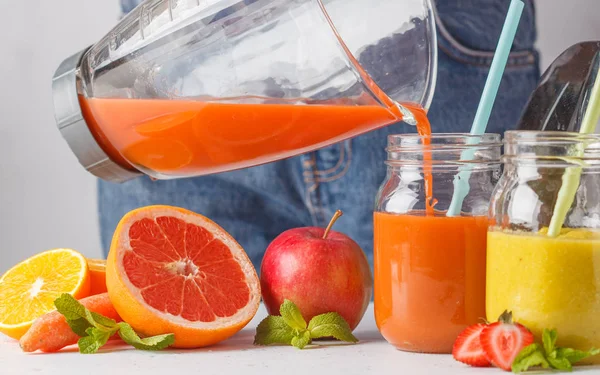 Mujer Está Cocinando Jugos Frutas Verano Multicolores Batidos Frascos Vidrio — Foto de Stock