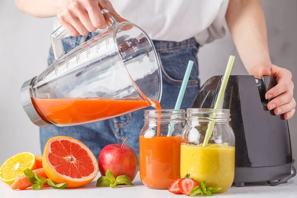 Mulher Está Cozinhando Sucos Frutas Verão Multicoloridos Smoothie Frascos Vidro — Fotografia de Stock