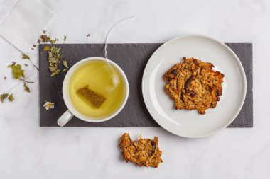 Çerezler beyaz zemin üzerine yeşil (bitkisel, beyaz) çay. Düz yatıyordu gıda, kahvaltı lifeslyle kavramı