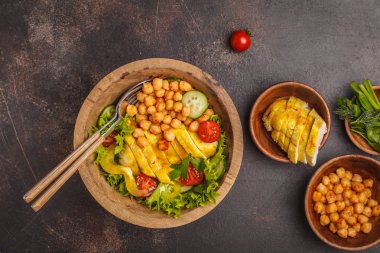 Izgara tavuk salata sebze ve karanlık bir arka plan, kopya alanı, üstten görünüm üzerinde ahşap bir kapta nohut. Sağlıklı ve dengeli beslenme kavramı.