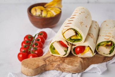 Kızarmış börek tavuk ve sebze (fajitas, pide, shawarma) ahşap tahta üzerinde tamamladı