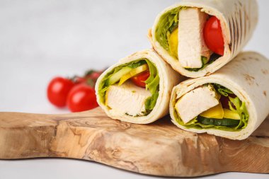 Kızarmış börek tavuk ve sebze (fajitas, pide, shawarma) ahşap tahta üzerinde tamamladı