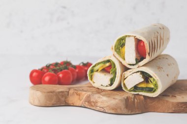 Kızarmış börek tavuk ve sebze (fajitas, pide, shawarma) ahşap tahta üzerinde tamamladı