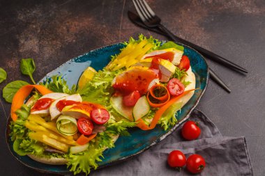 Pide ızgara tavuk, acı sos ve sebze, koyu arka plan ile. Türk kebap, shawarma, Yunan gyros