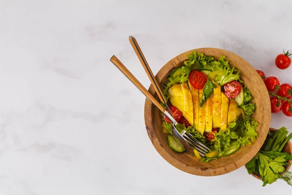 Salad Ayam Panggang Dengan Sayuran Dalam Mangkuk Kayu Dengan Latar — Stok Foto