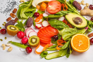 Çiğ taze sebze, meyve, çilek, beyaz zemin üzerine fındık. Sağlıklı gıda arka plan. Vegan kavramı git.