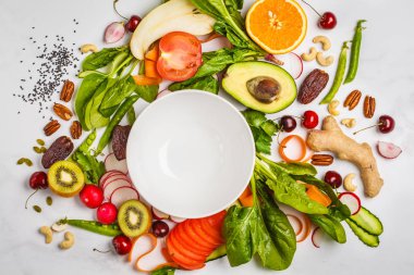 Çiğ taze sebze, meyve, çilek, beyaz zemin üzerine fındık. Sağlıklı gıda arka plan. Vegan kavramı git.