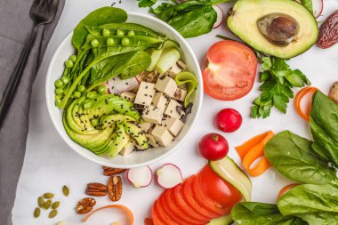 Vegan gıda düz yatıyordu. Tofu, pirinç, avokado ve sebze ile Buda kase. Sağlıklı vegan gıda kavramı.