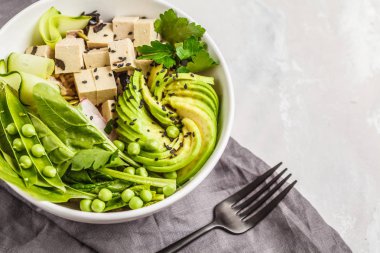 Tofu, pirinç, avokado ve sebze ile yeşil Buda kase. Vegan kavramı git.