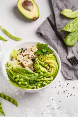 Tofu, pirinç, avokado ve sebze ile yeşil Buda kase. Vegan kavramı git.