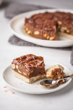 Çiğ vegan çikolatalı kek ile fındık ve çikolata. Sağlıklı vegan gıda kavramı.
