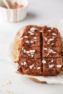 Vegan tatlı patates kek beyaz masada. Sağlıklı vegan gıda kavramı.