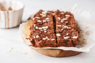 Beyaz arka planda, üstten görünüm vegan tatlı patates kek parçaları. Sağlıklı vegan gıda kavramı.