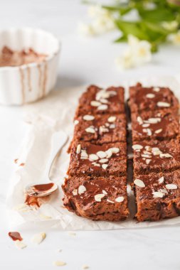 Vegan tatlı patates kek beyaz masada. Sağlıklı vegan gıda kavramı.