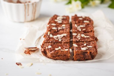 Vegan tatlı patates kek beyaz masada. Sağlıklı vegan gıda kavramı.