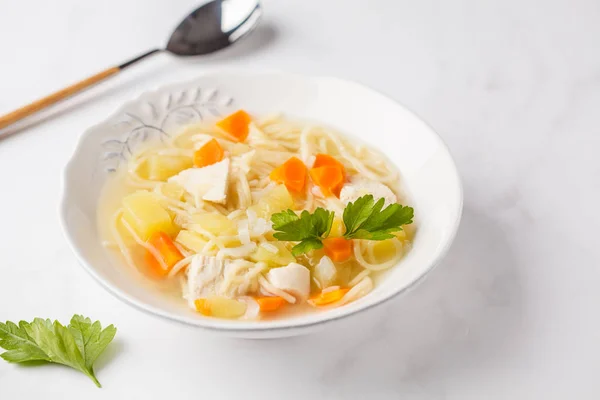 Sopa Pollo Con Fideos Verduras Plato Blanco Fondo Blanco — Foto de Stock