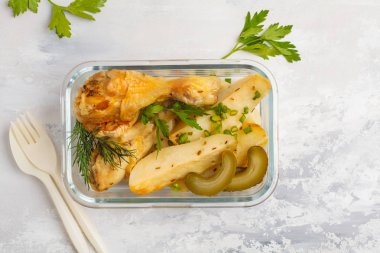 Sağlıklı yemek kapları ile Fırında tavuk ve patates ek yükü kopya alanı ile atış hazırlayın